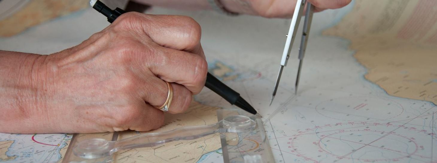 hånd som retter sjøkart