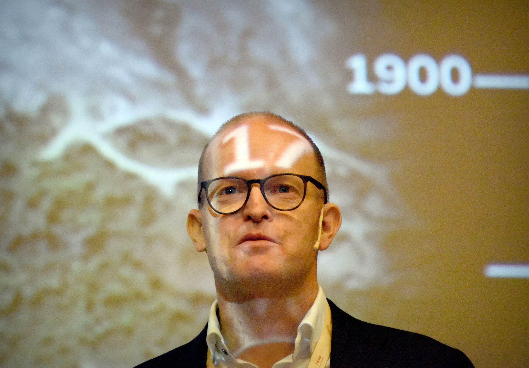 Kartverkssjef Johnny Welle fotografert med lys fra prosjektor i ansiktet