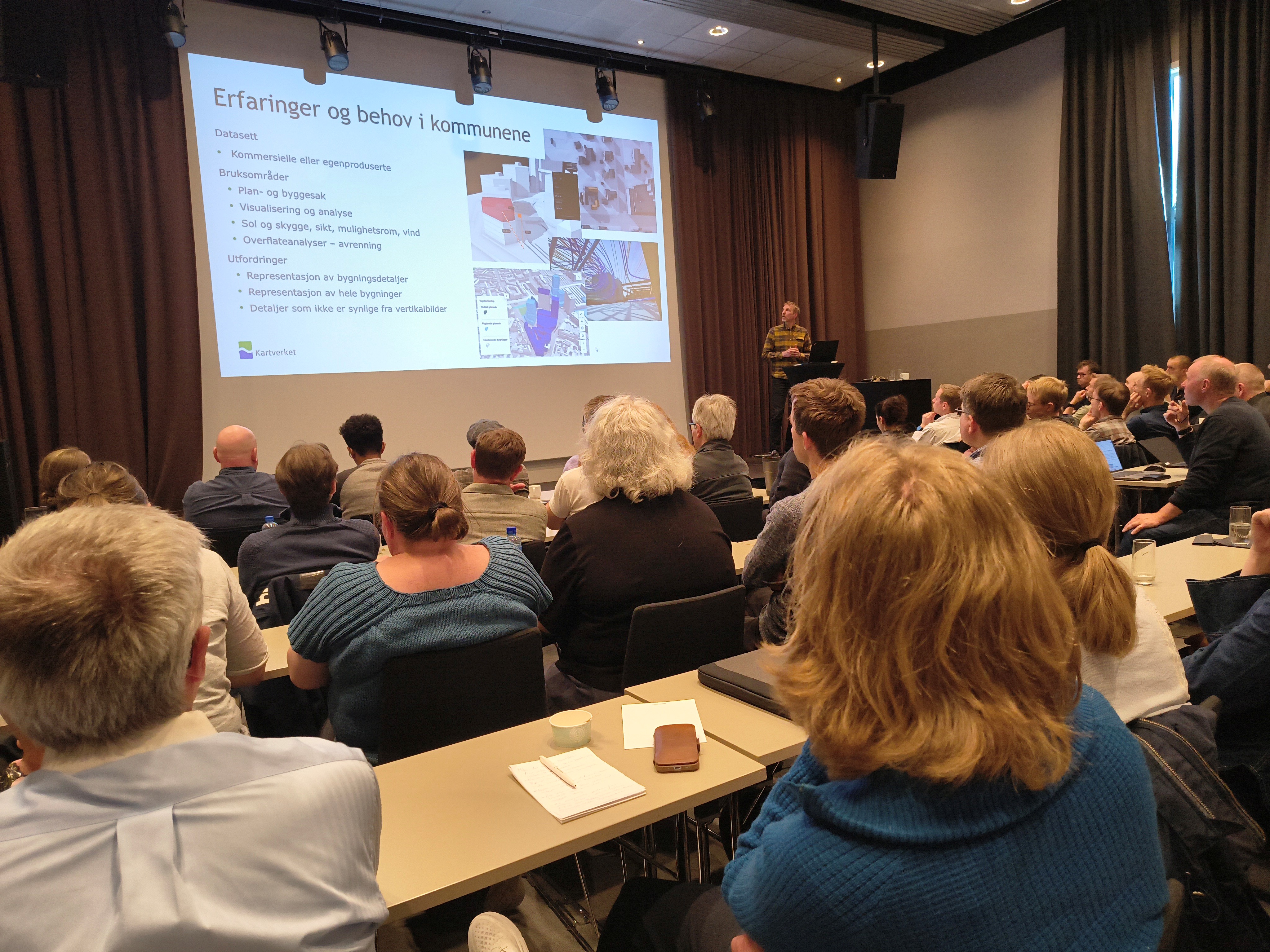 En mann presenterer noe p&aring; en skjerm om 3D-data.