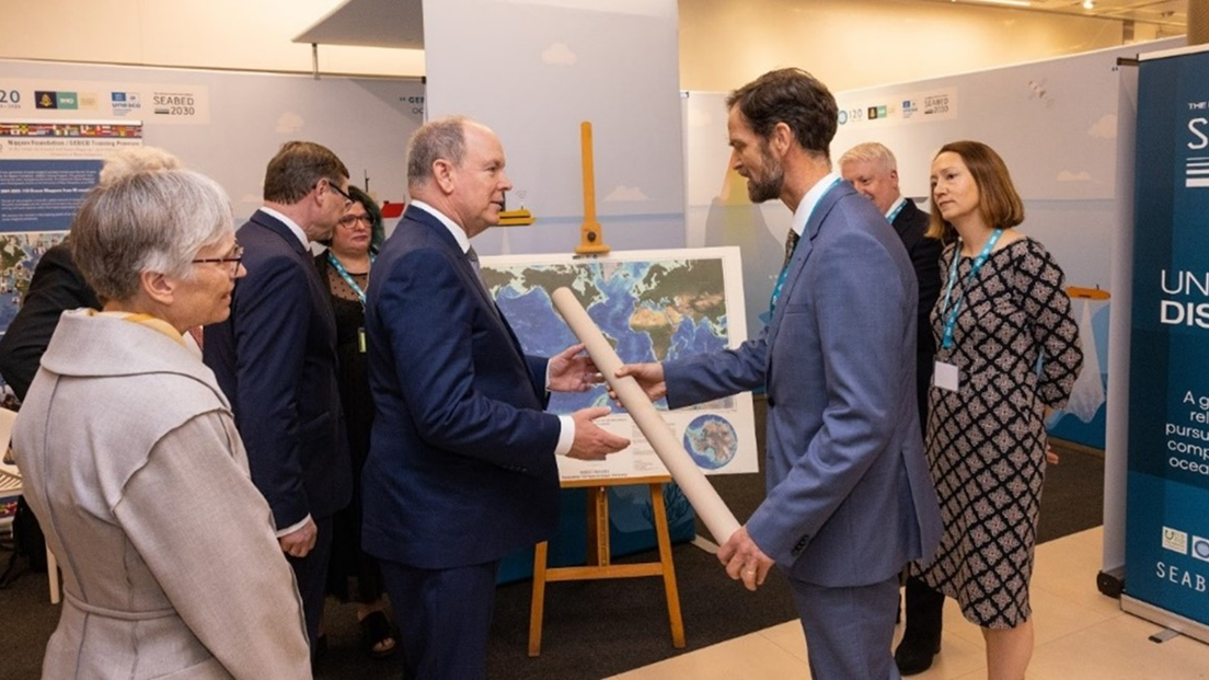 JUBILEUMSKART: Prins Albert fikk overrakt GEBCOs jubileumskart av leder for GEBCOs styrekomité, Evert Flier. Prinsens tippoldefar, prins Albert 1. var leder da GEBCO ble etablert i 1903. Foto: Philippe Fitte