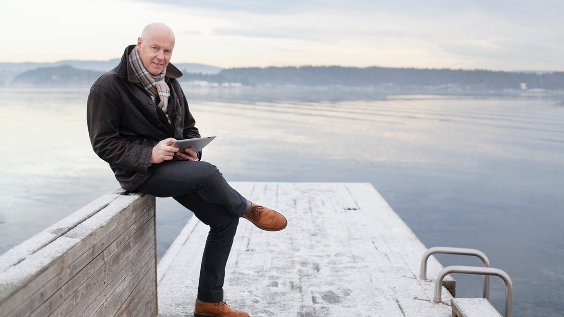 Terje Nutland sitter på en brygge. Foto: Telenor