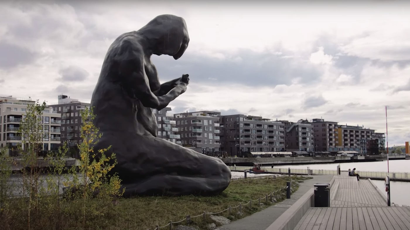 Statue i blomsterbed på Inger Munchs brygge - foto: Munchmuseet