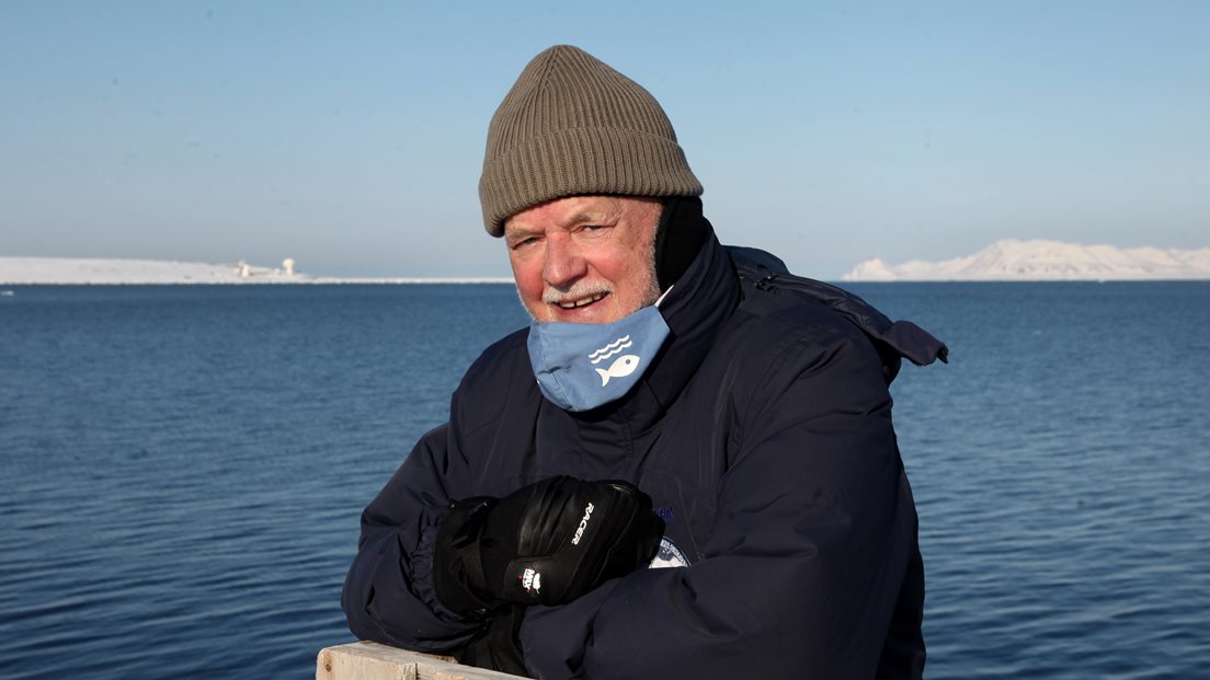 Portrettfoto av Peter Thomson, FNs generalsekretærs spesialutsending for hav og FNs globale geodesiambassadør, i snøkledte omgivelser i Ny-Ålesund. Foto: Bjørn-Owe Holmberg