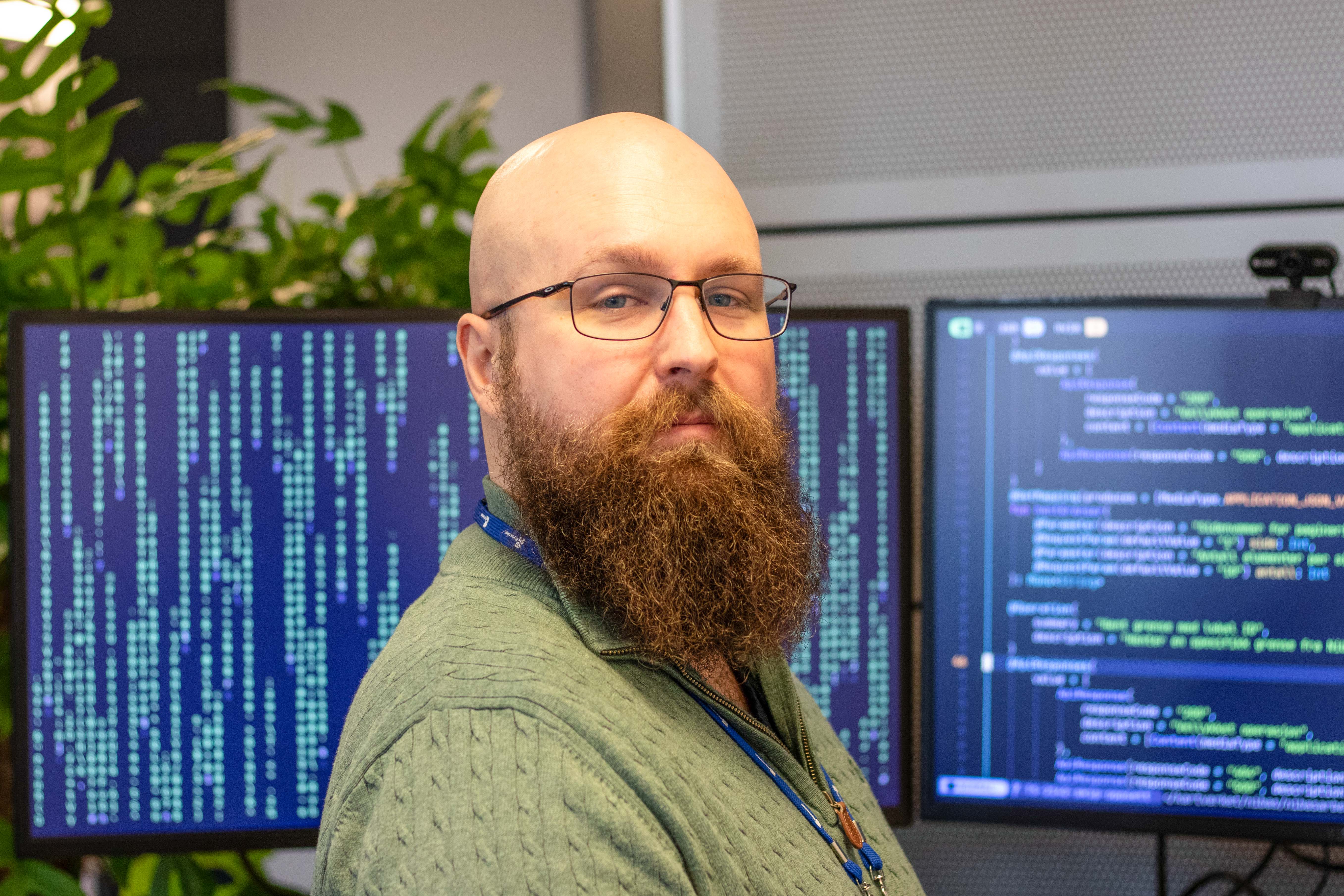 Portrett av Mann forran skog. 