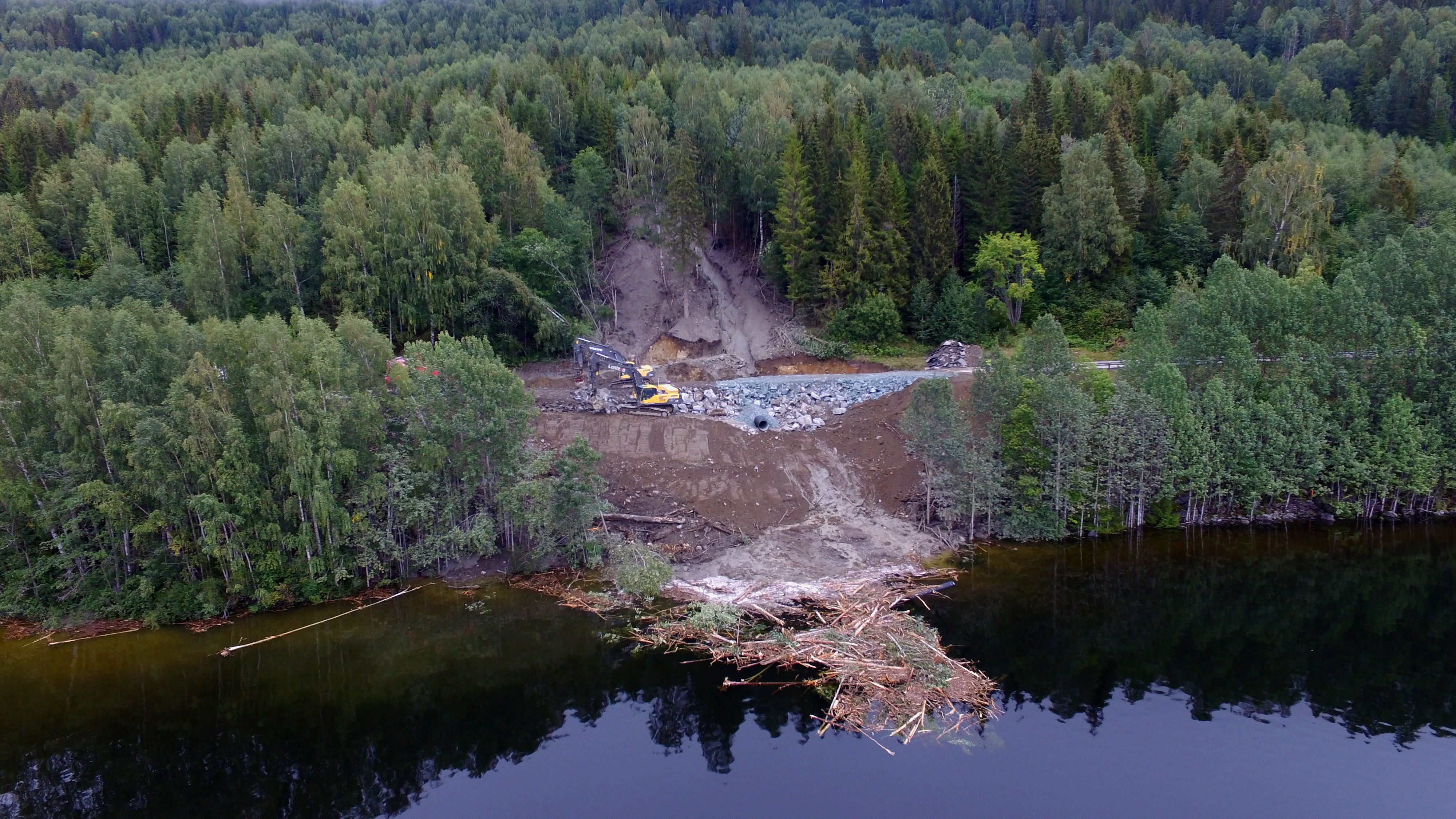 Jordskred og utrast veg