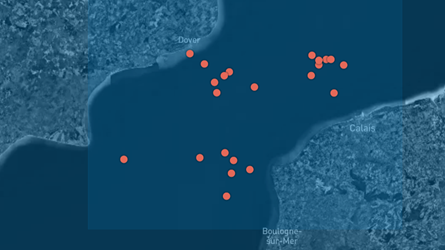 Satellittbilde fra Den engelske kanal med en rekke røde prikker (skip) på