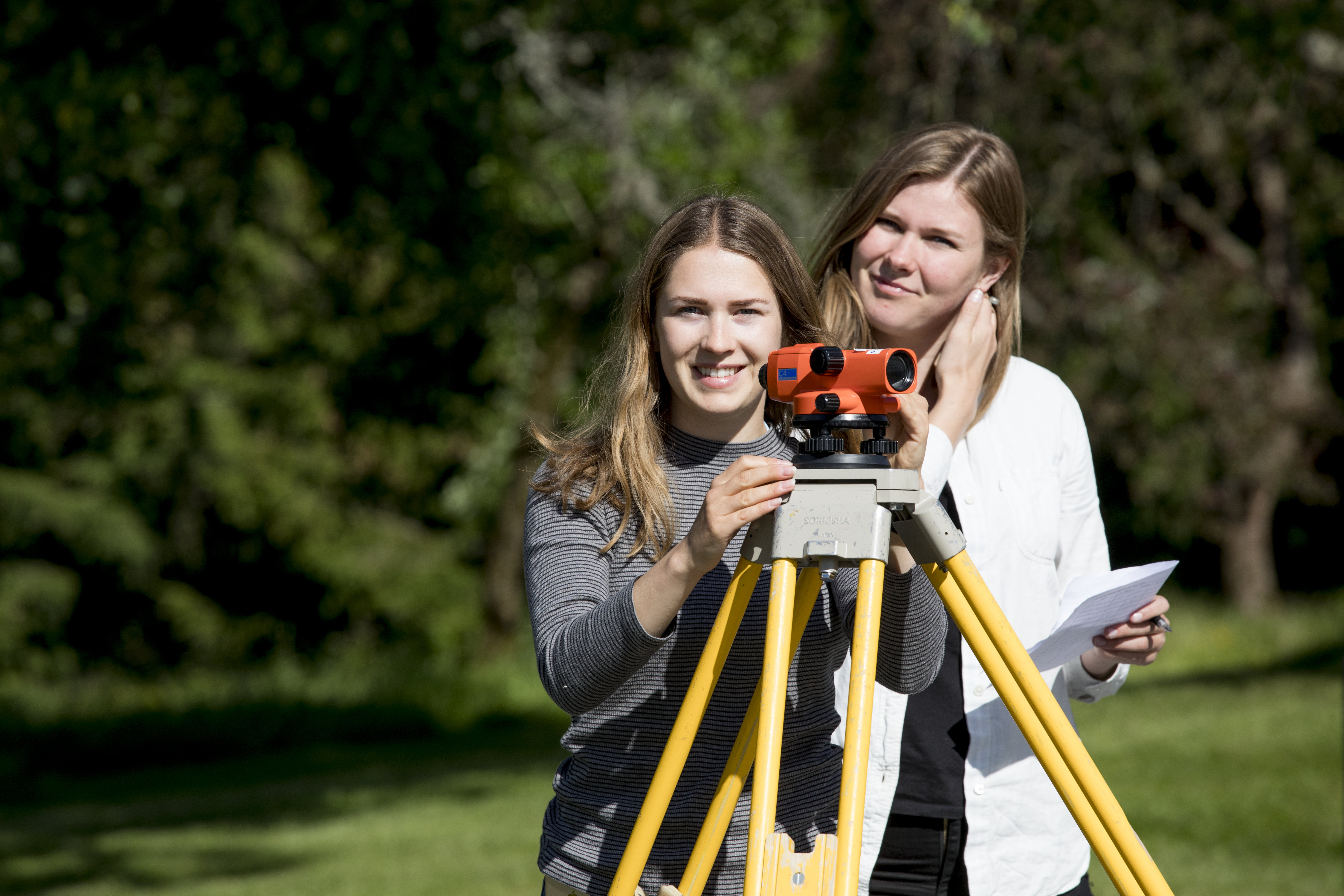 To studenter med landm&aring;lerinstrumenter (Foto: NMBU)
