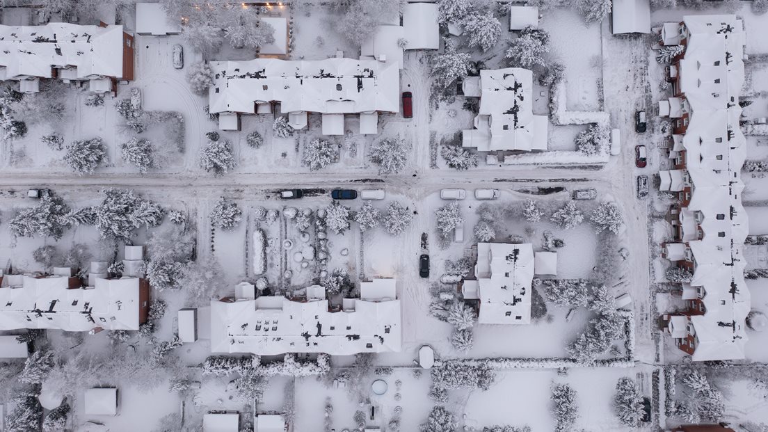Snødekte gater fotografert med drone (Foto: Ilyaska/ Most Photos)