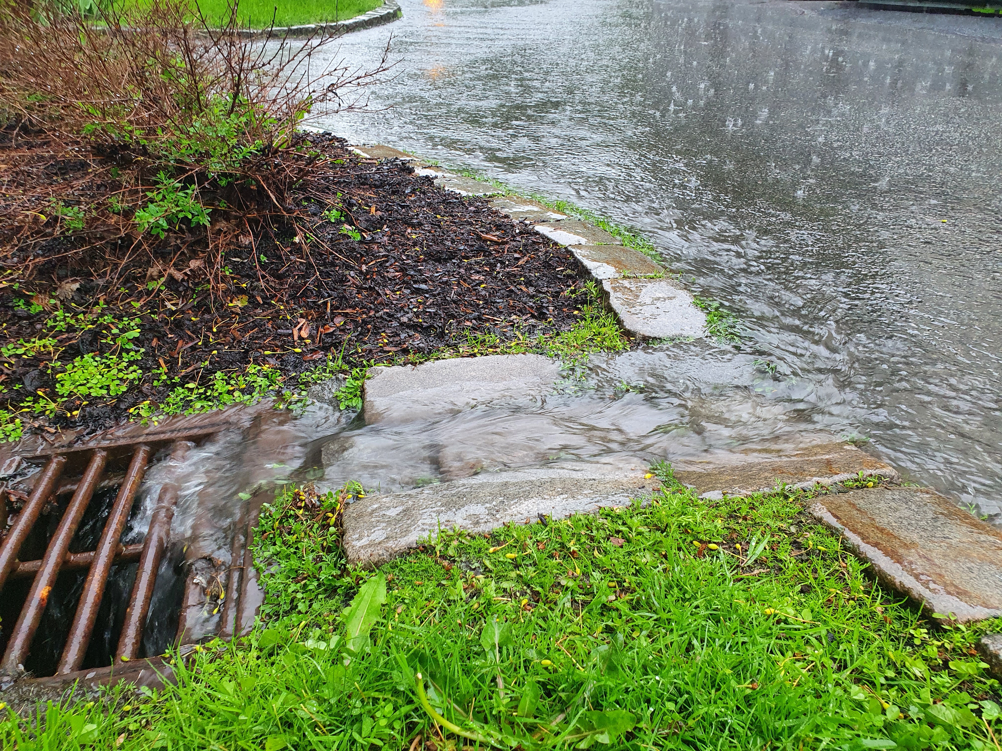 Under tungt regnv&aelig;r ledes overvann til et sluk.