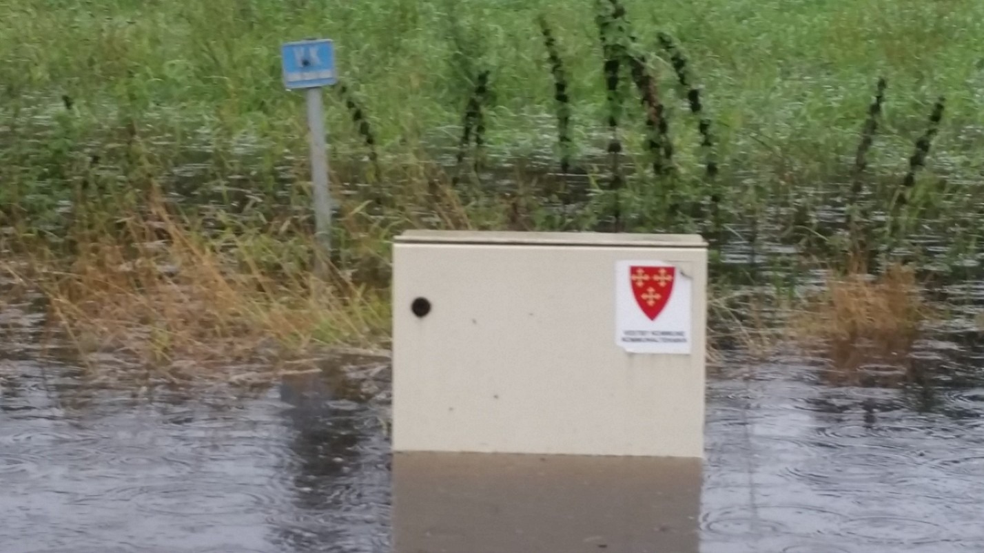 Et el-skap st&aring;r delvis under vann.