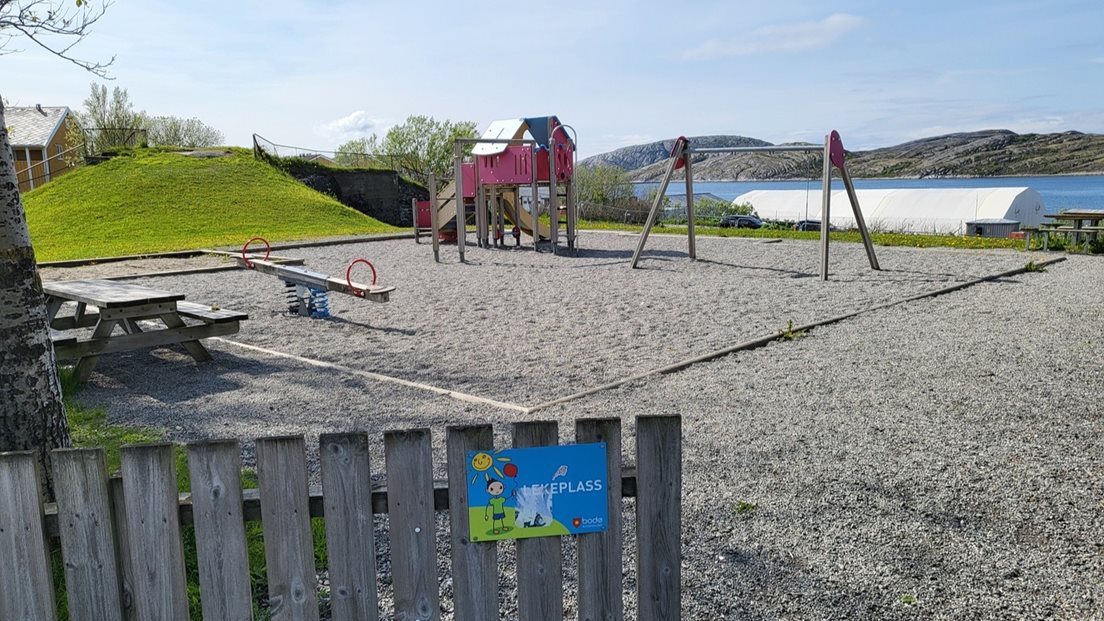 Lekeplass med diverse lekeapparater