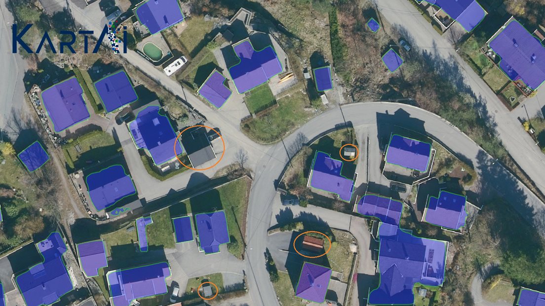 Bilde av tettbygd boligfelt i Kristiansand med blå felt som viser hvilke bygg som er funnet automatisk, og bygg som ikke er fanget opp av den kunstige intelligensen er ringet rundt.