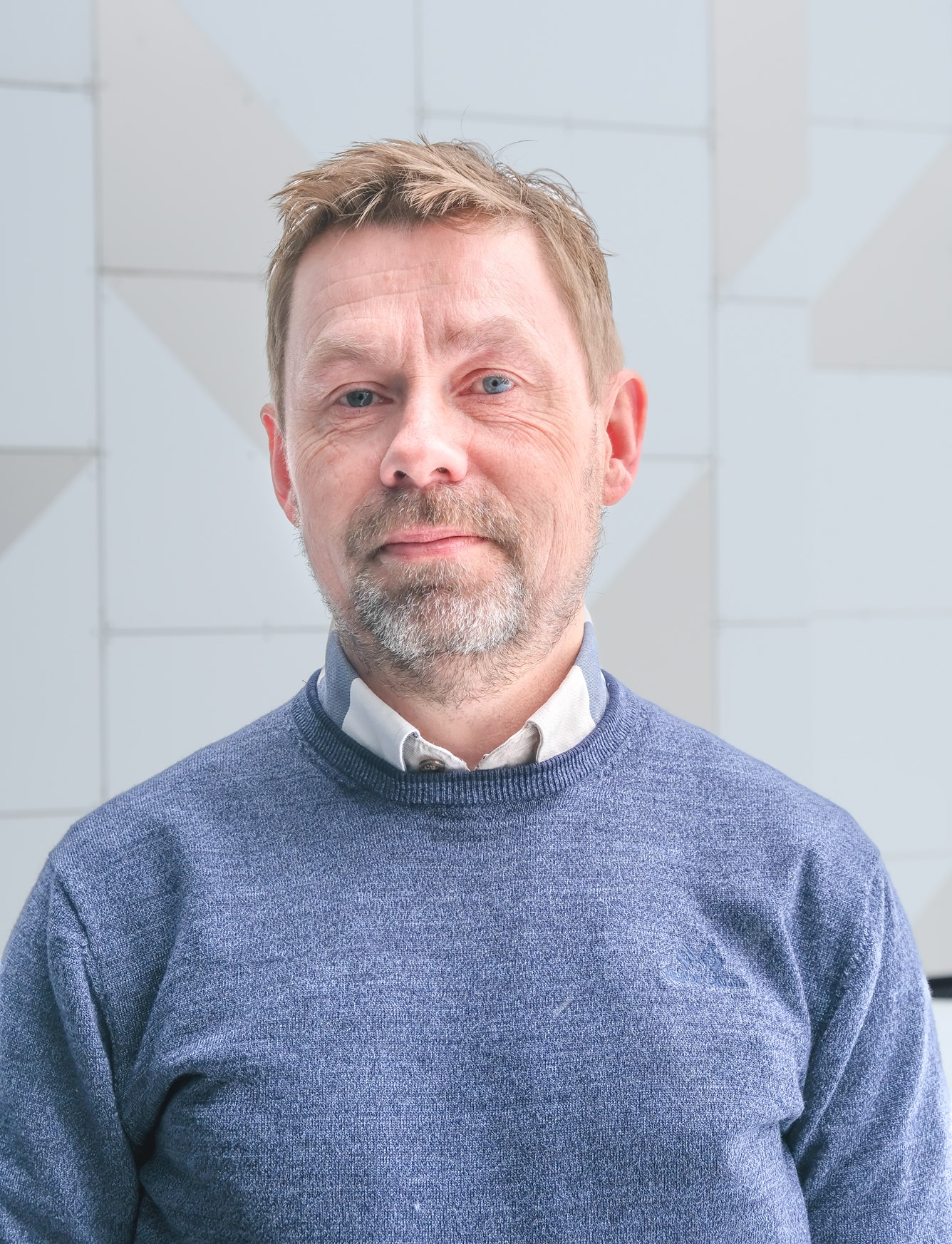 Mann i blå genser, Håkon Dåsnes, fylkeskartsjef i Innlandet (Foto: Louise Larsen)