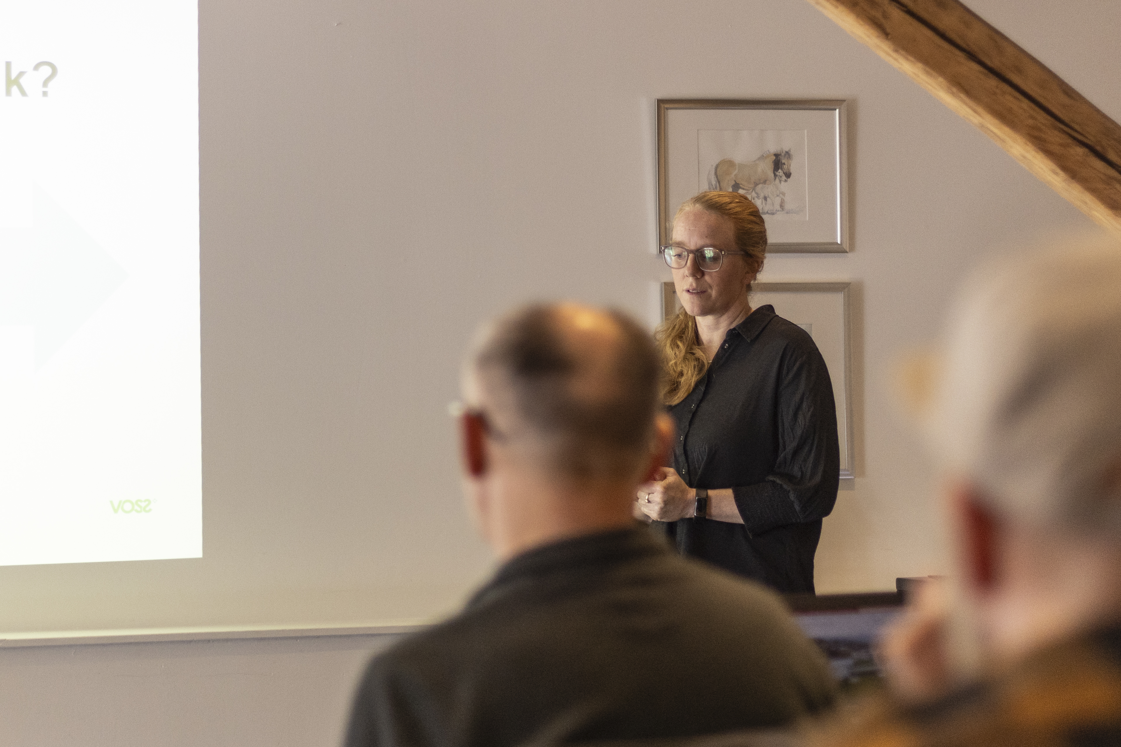 Kommuneansatt ved prosjektorlerret. Foto: Iver Daaland Åse
