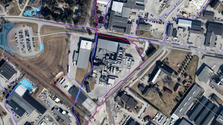 Luftfoto som viser bymiljø med inntegna veier som overvann vil ta ved flomhendelser