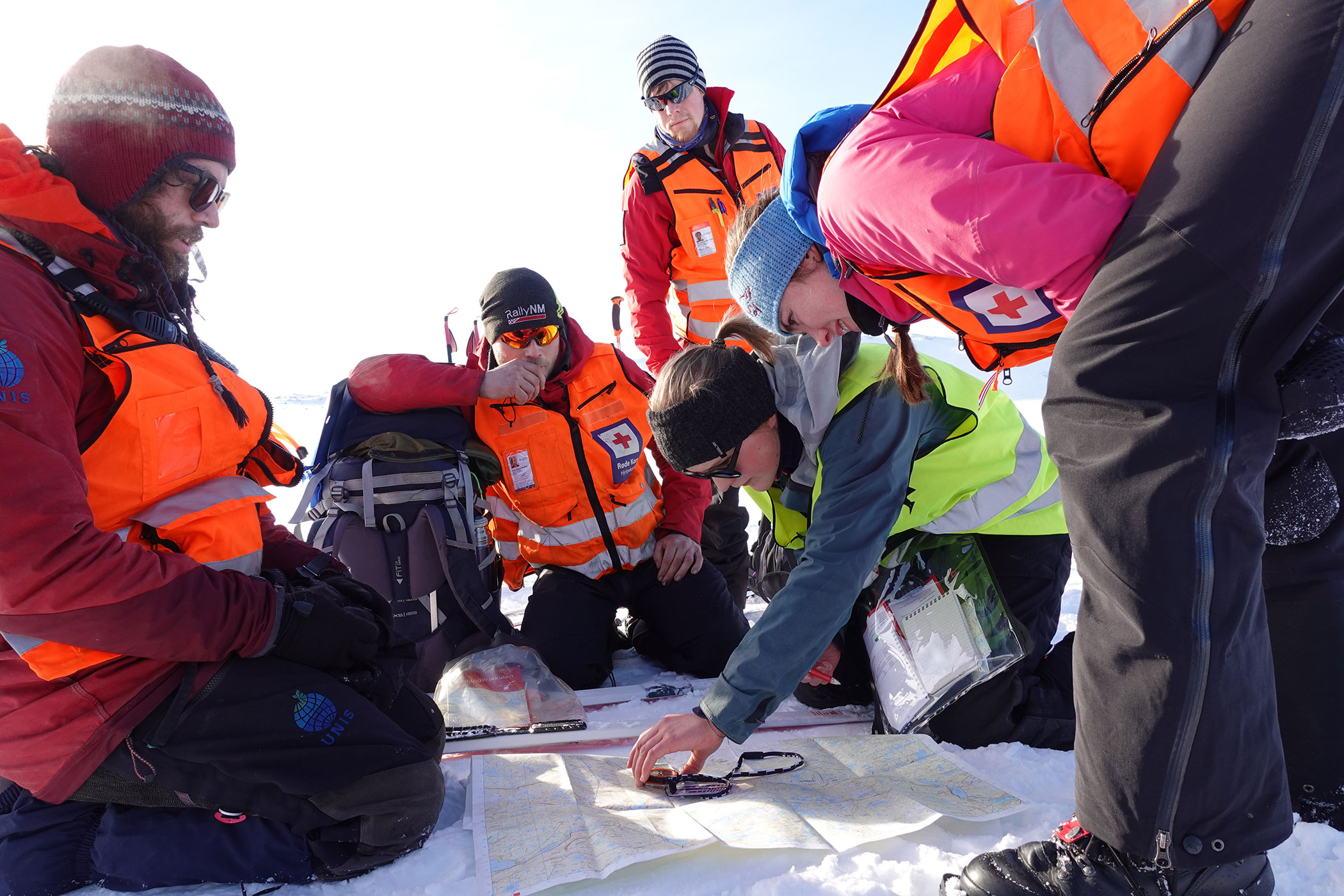Redningsmannskap p&aring; Finse som st&aring;r b&oslash;yd over beredskapskart.