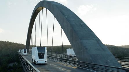 Førerløs trailer fra Einride som krysser Svinesund-brua