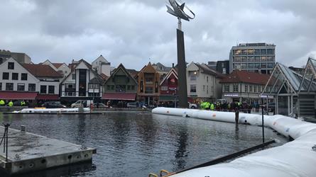 Stormflo i Stavanger havn der flomvoll er lagt ut i sjøkanten.