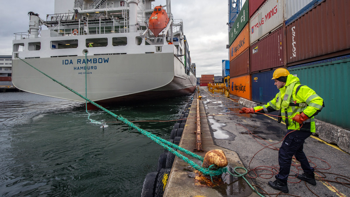 Mann fortøyar skip i pullert i Kristiansand hamn. Foto: Trygve Emil Tønnesen.