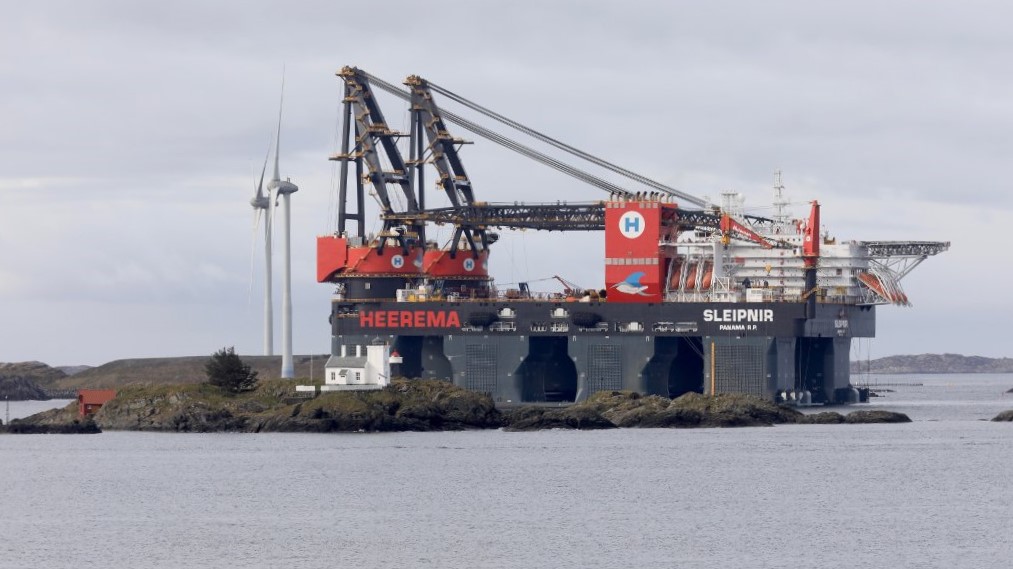 verdens største løftefartøy Sleipnir ligger til kai i Haugesund. Foto: Haugesunds Avis