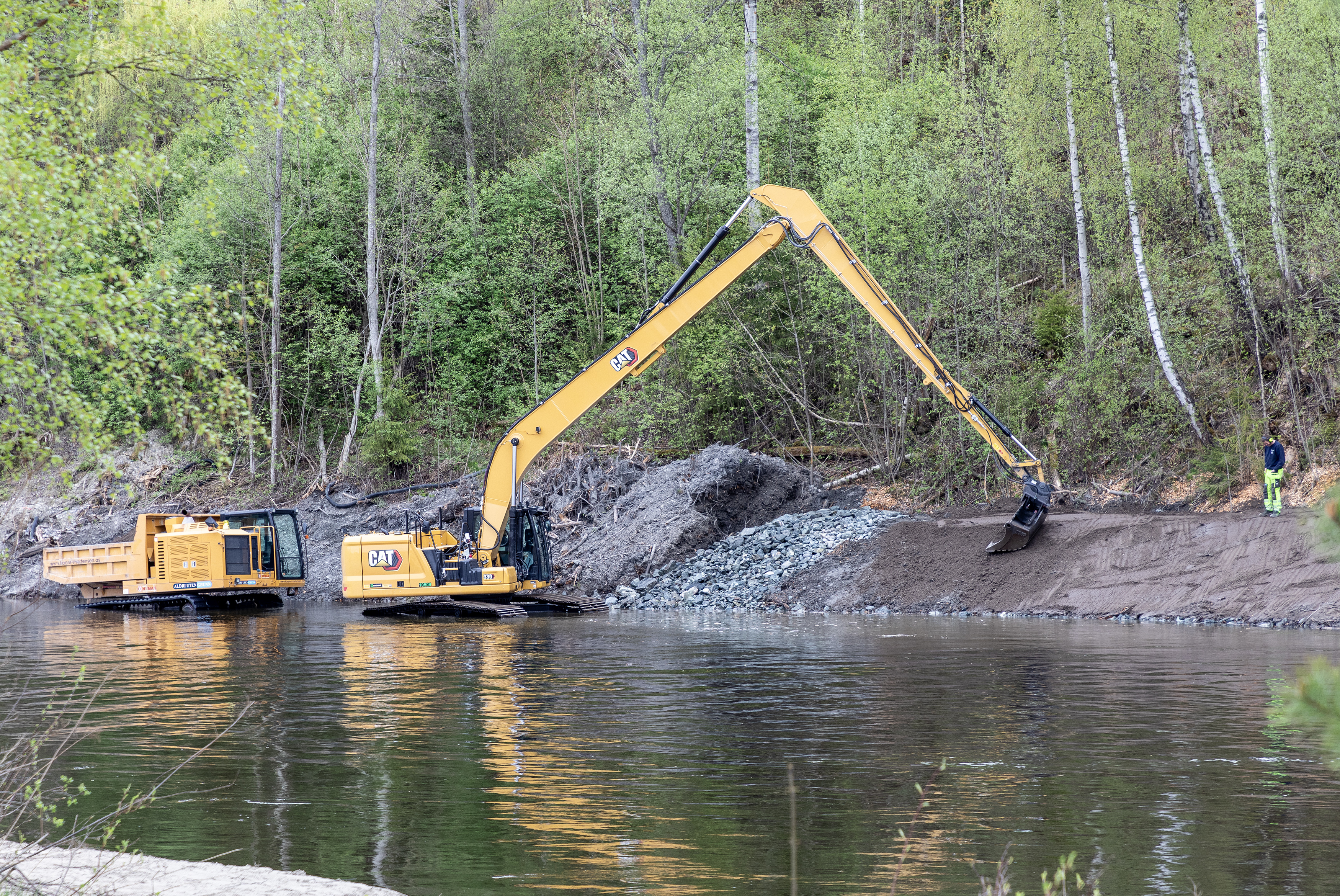 Gravemaskiner med erosjonssikring langs Randselva gjennom H&oslash;nefoss sentrum i Ringerike kommune. (Foto: &Aring;sgeir St&oslash;rdal/ Kartverket)