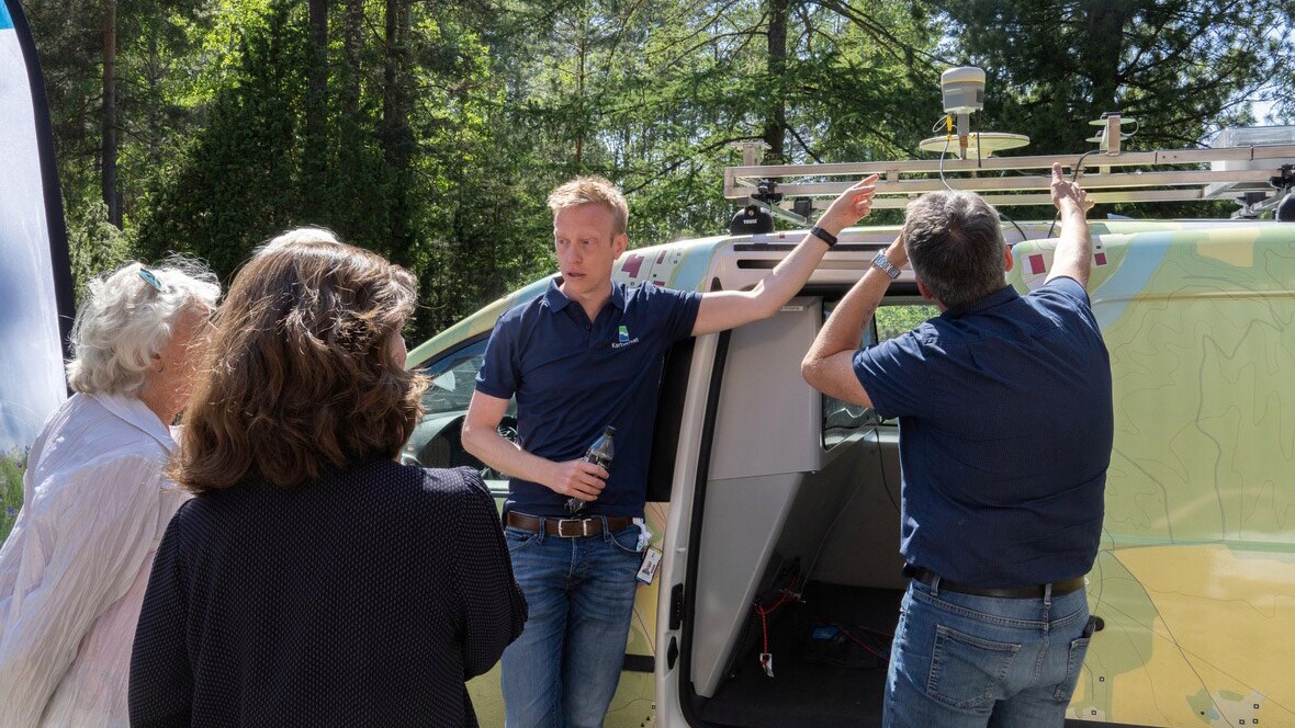 Morten Taraldsted Brunes viser fram en kartverksbil som har ulike navigasjonssensorer p&aring; taket. Foto: Louise Larsen