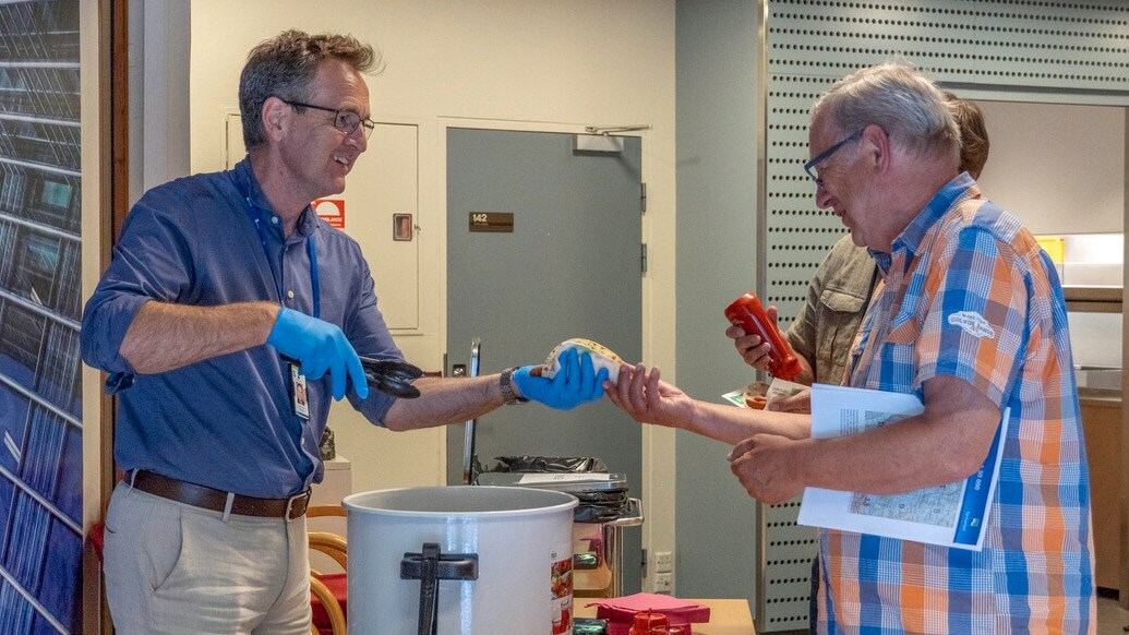 Knut Karper Bj&oslash;rgaas serverer p&oslash;lser til gjester hos Kartverket under &aring;pen dag. Foto: Louise Larsen