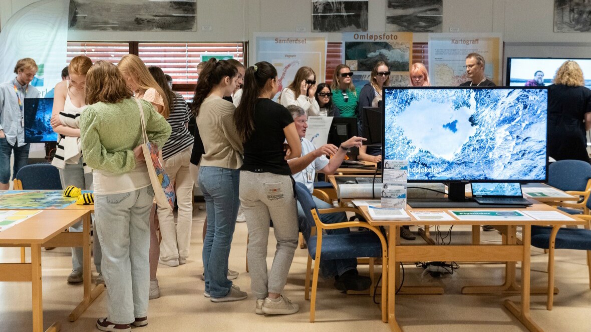 Mange skolelever kikker p&aring; utstilling hos Kartverket. Noen har 3D-briller p&aring;. Foto: Louise Larsen