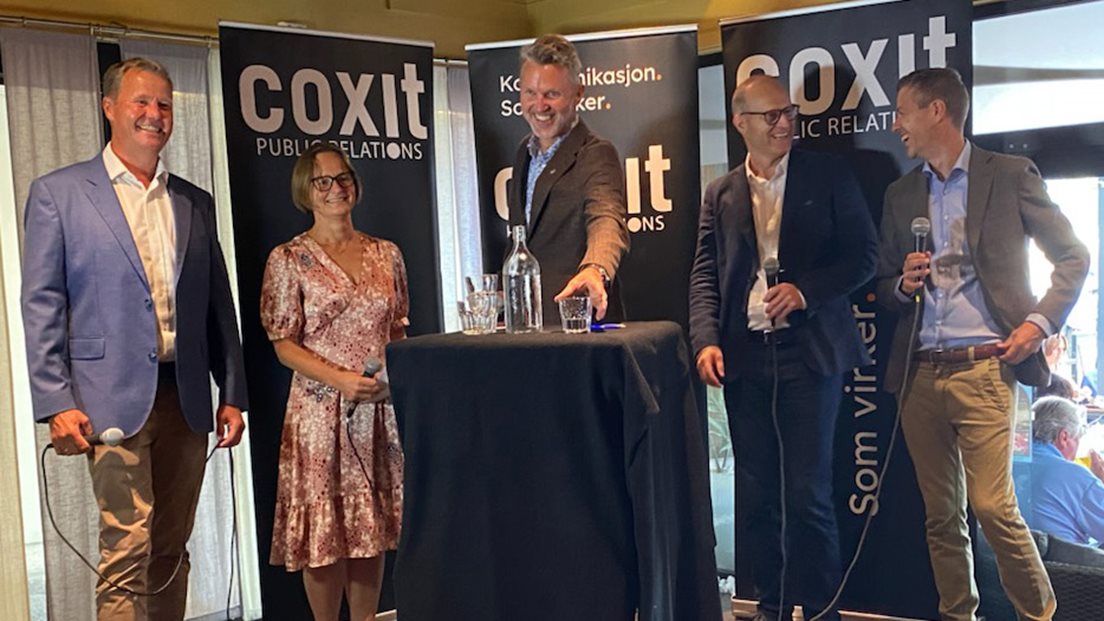 Are Gråthen, Hege Berg Thurmann, Einar Vik Arset, Johnny Welle og Knut-Arild Hareide står på en liten scene, klar til debatt på Arendalsuka 2022. Foto.