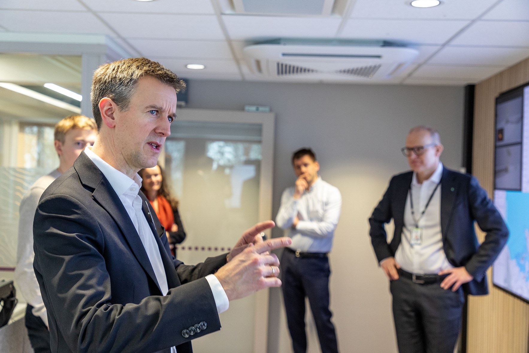 Statsr&aring;d Erling Sande i dress p&aring; Kartverkets kontrollsenter i geodesi. Foto: &Aring;sgeir St&oslash;rdal/ Kartverket