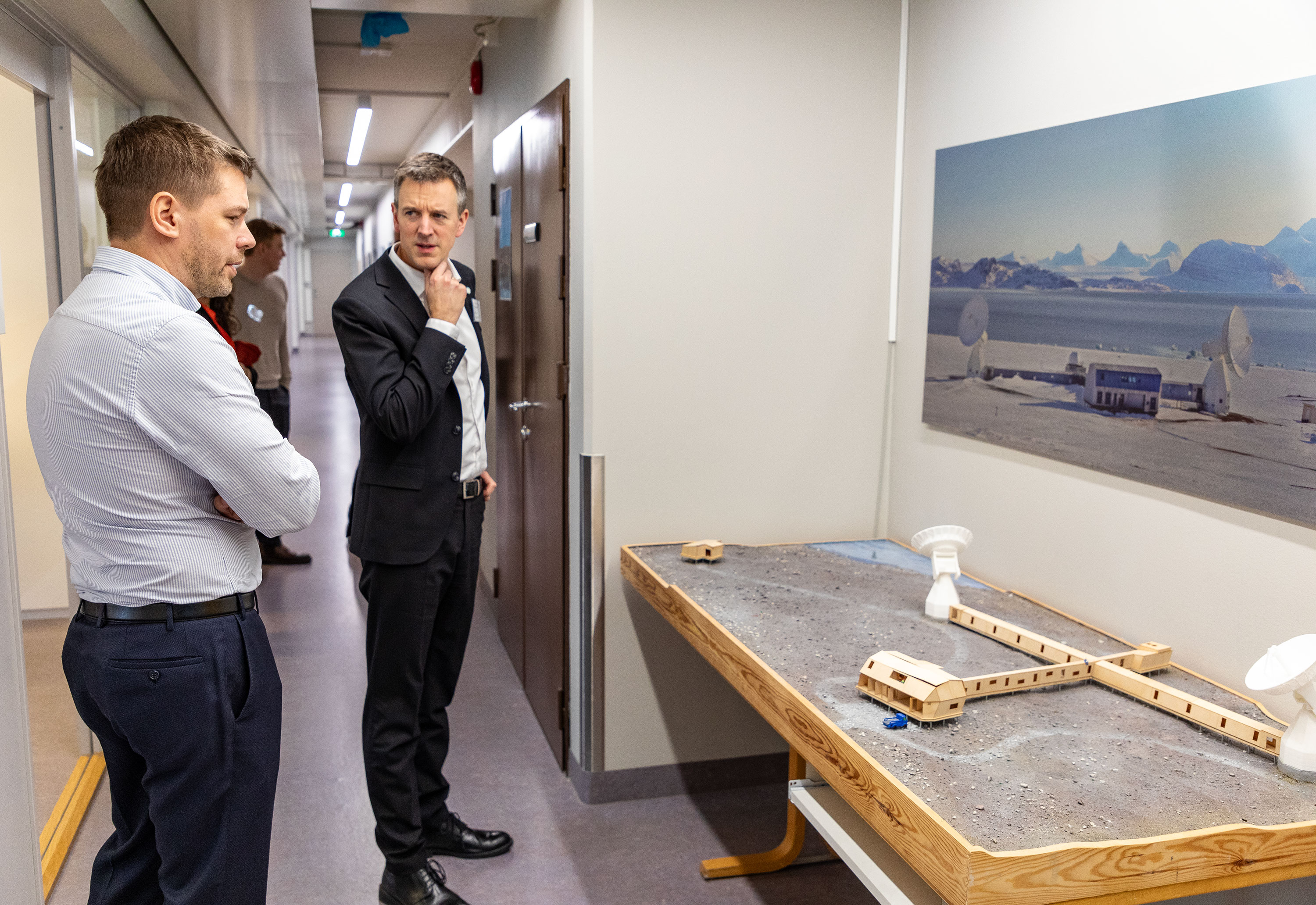 Statsr&aring;d og departementsansatte foran modell av Kartverkets jordobservatorium i Ny-&Aring;lesund. Foto: &Aring;sgeir St&oslash;rdal/ Kartverket