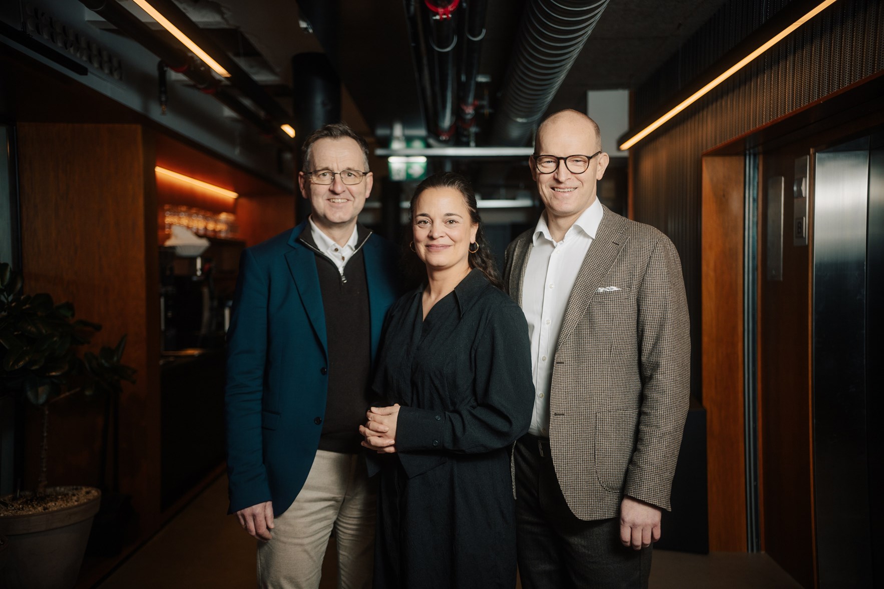 Knut K. Bj&oslash;rgaas, Liv Dings&oslash;r, Johnny Welle. st&aring;r i en korridor.