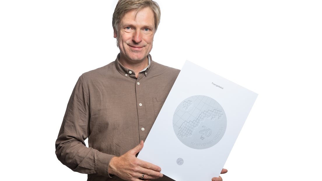 Kunstner Torgeir Husevaag med skisse av «Triangeltekst» som blir Kartverkets minnemynt i 250-årsbubileet. Foto Nils Stian Aasheim/ Norges Bank