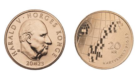 20-krone med spesialpreg på inspirert av kartblad på den ene siden og Kong Harald V på andre siden. Foto: Norges Bank