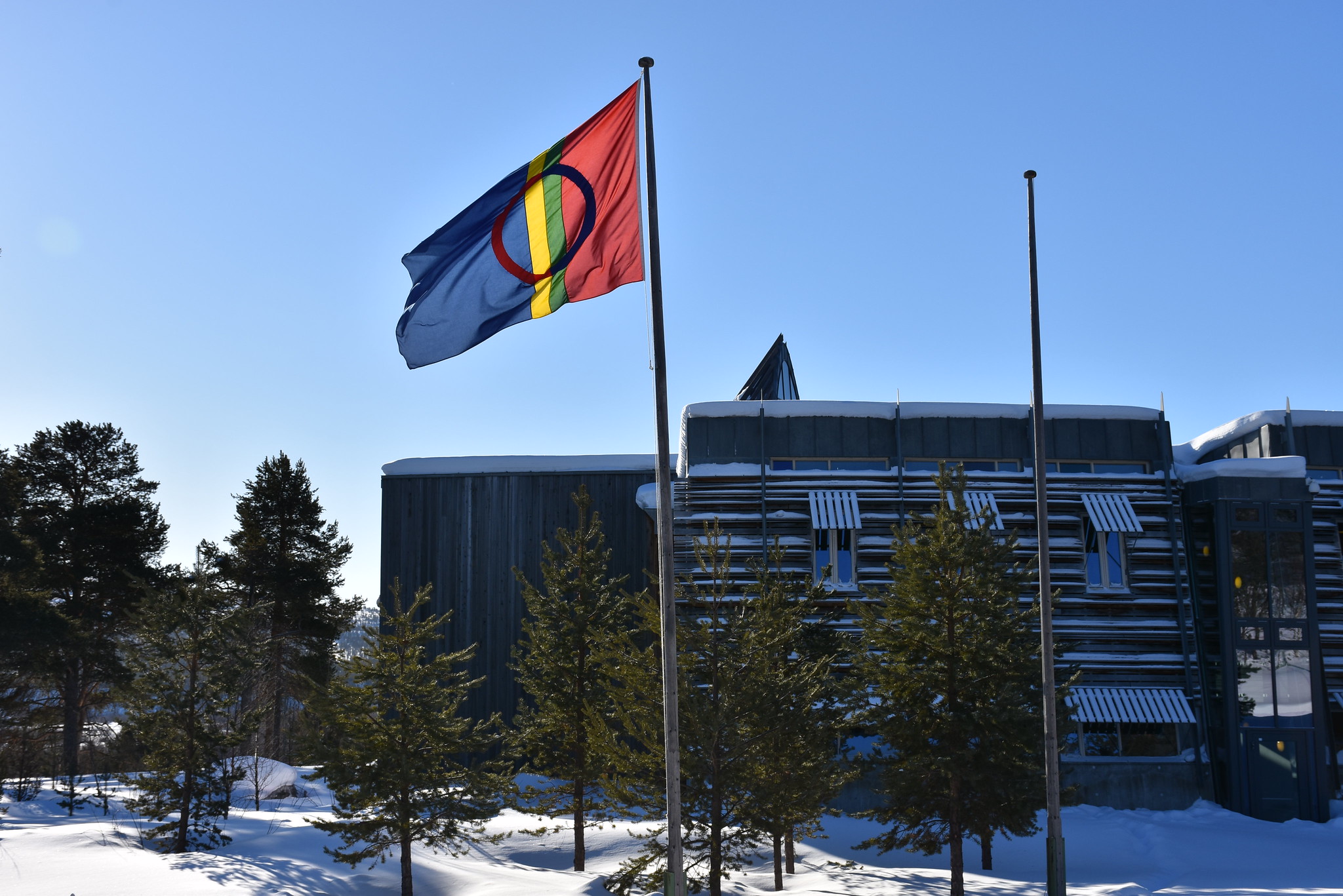 Sameflagget vaier i vinden framfor sametingsbygningen