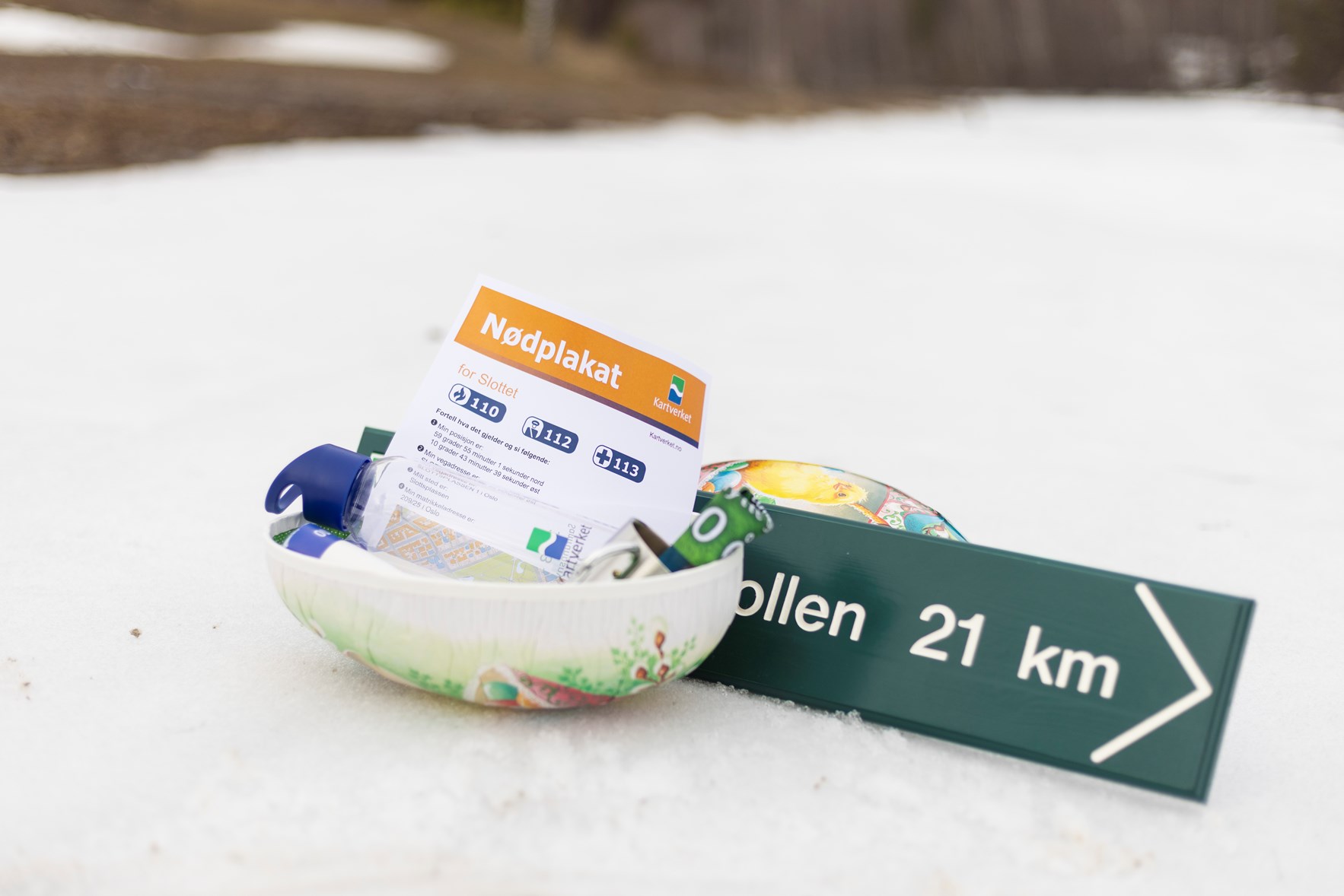 Påskeegg med nødplakat og eit turskilt