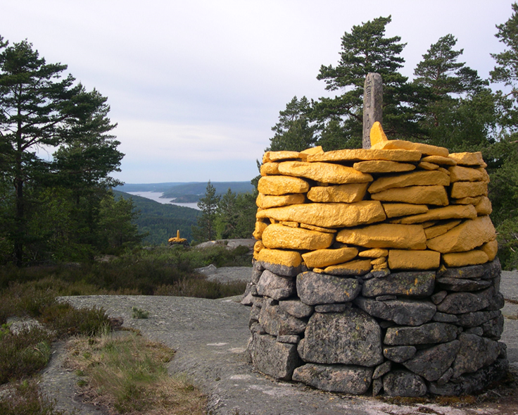 Gul grenserøys, Riksrøys B med Iddefjorden i bakgrunnen.