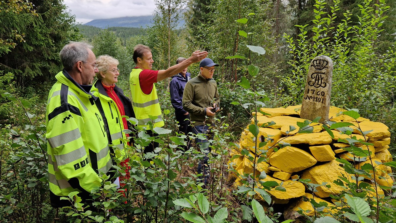 Grenserøys på riksgrensa mellom Norge og Sverige inspiseres av fem stykk fra landenes grensekommisjoner.