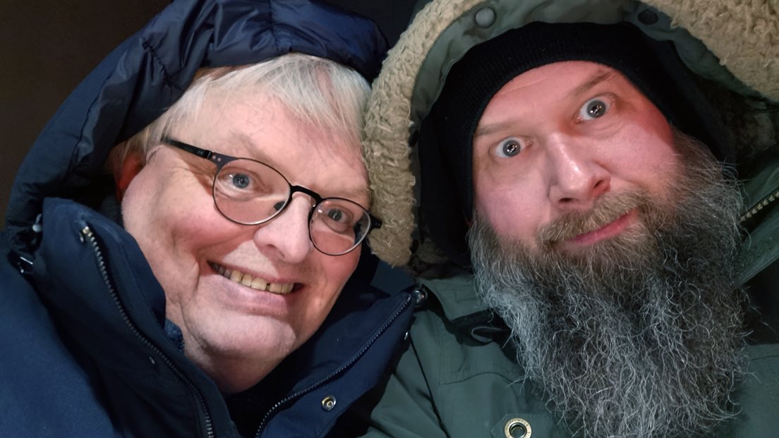 Astrofysiker Eirik Newth og radiomann Nils Johan Halvorsen er godt påkledt i tjukke vinterjakker. Foto: Podkasten Romkapsel