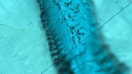 Terrengmodell av havbotn i Breisunddjupet samanliknar oppløysing/punkttettleik i djupnedata på 50x50 vs. 5x5. Kjelde: Kartverket