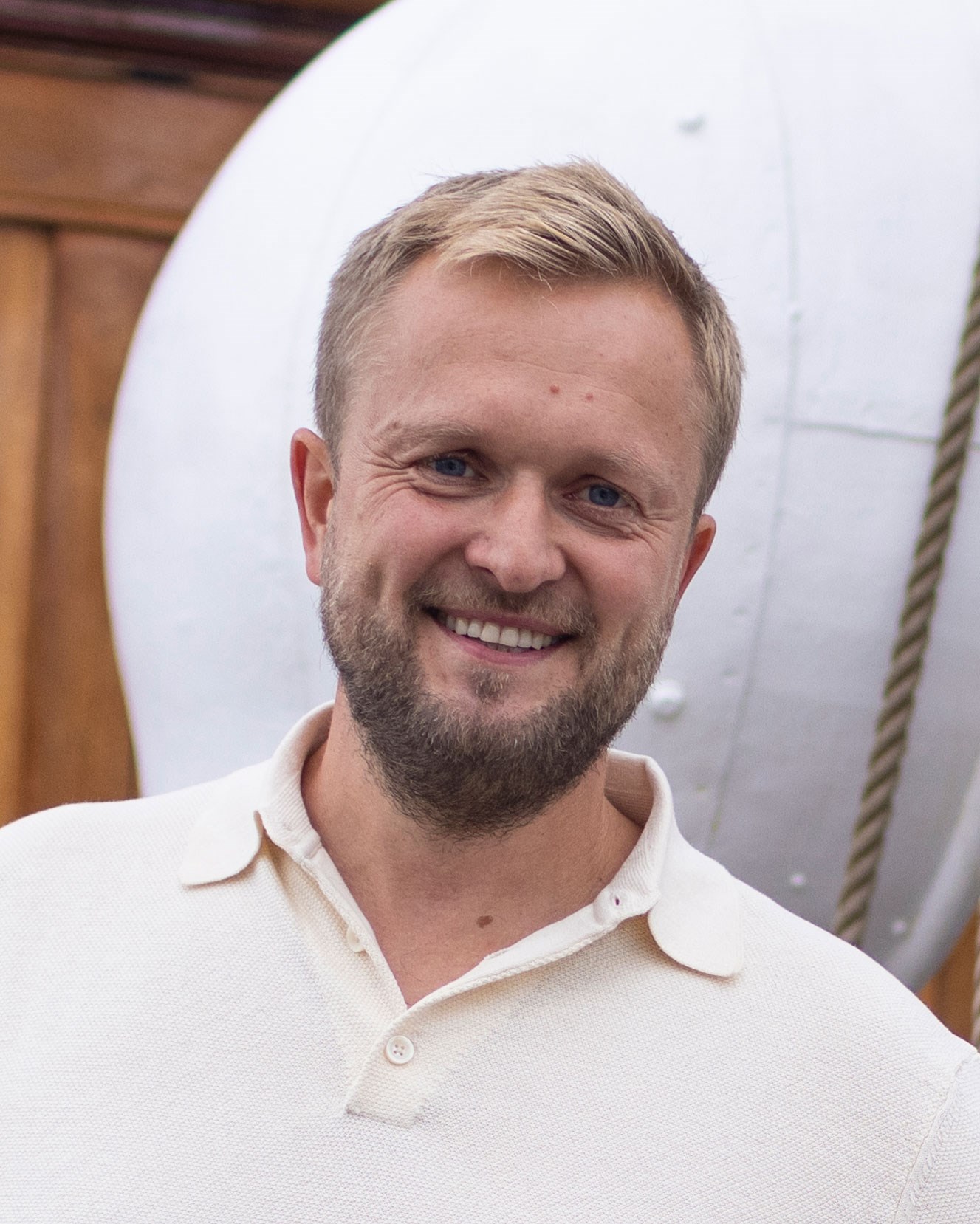 Avdelingsdirektør Gudmund Jønsson i maritime omgivelser på dekke om bord ei seilskute. Foto: Iver Daaland Åse, Kartverket