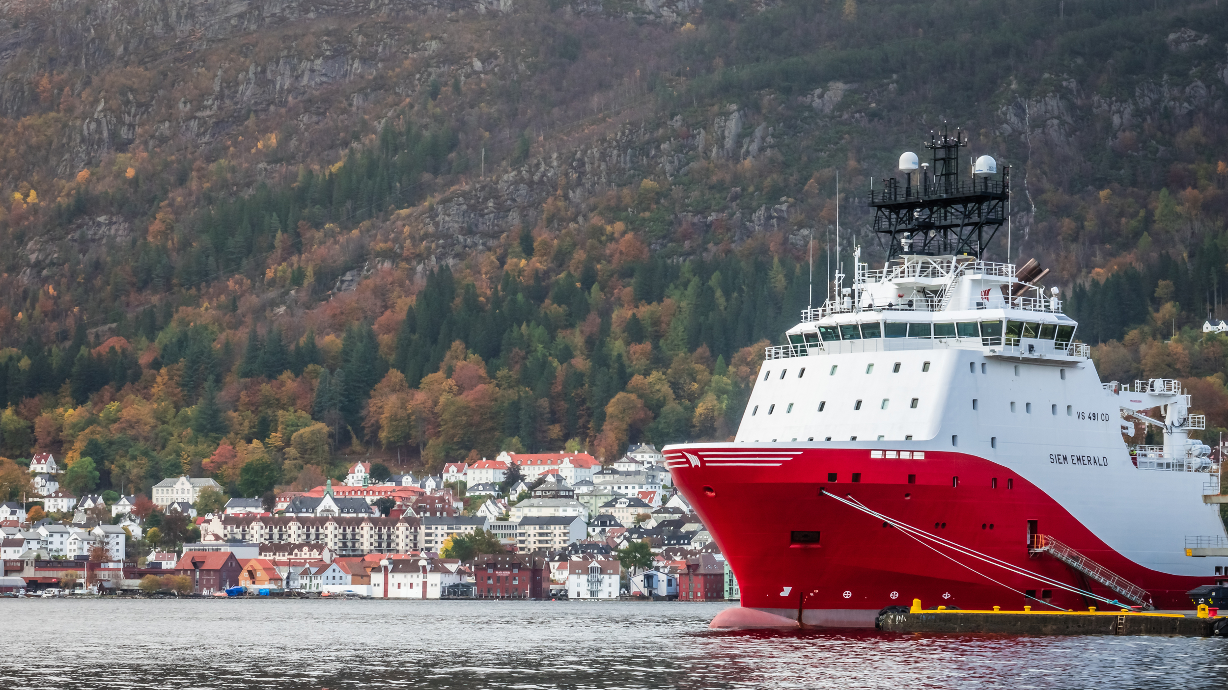  Eit st&oslash;rre lasteskip ligg til hamn i ein haustdag i Bergen.