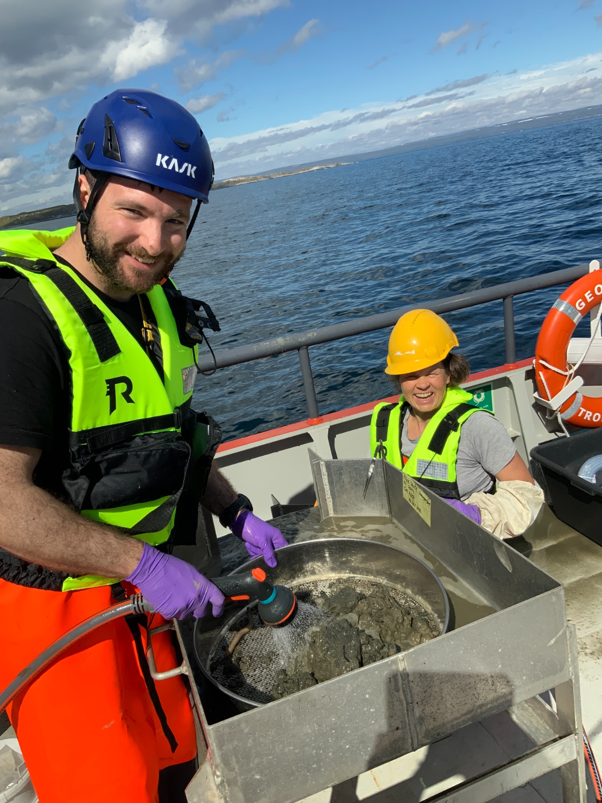 Forskere fra NGU i arbeid p&aring; dekket til FF Geologen for Marine grunnkart-programmet.
