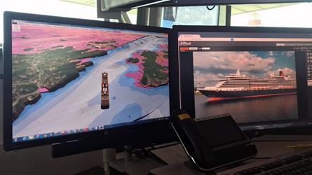 To dataskjermer om bord på broa i et fartøy som viser S102-data (digital framstilling av havbunn) og et cruiseskip. Foto: PRIMAR
