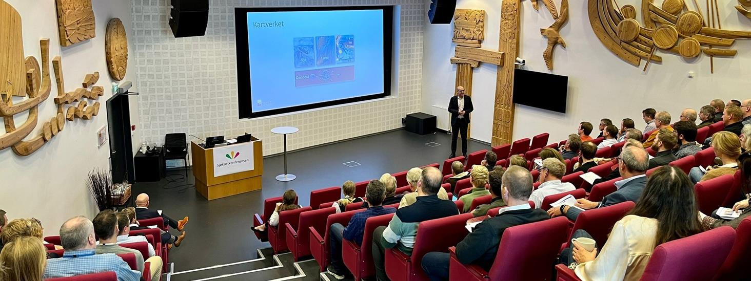 Johnny Welle held foredrag i eit auditorium under Sjøkartkonferansen 2022. Foto: Louise G. Larsen
