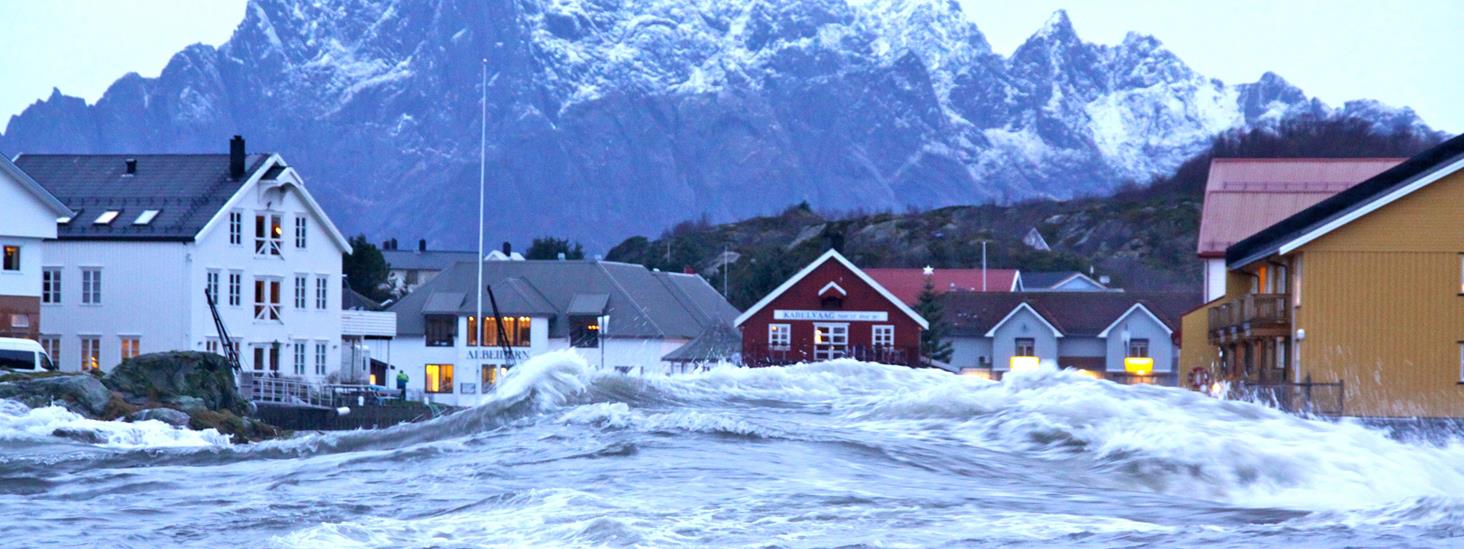 Stormflo slår inn over torget i Kabelvåg i Lofoten. Foto.