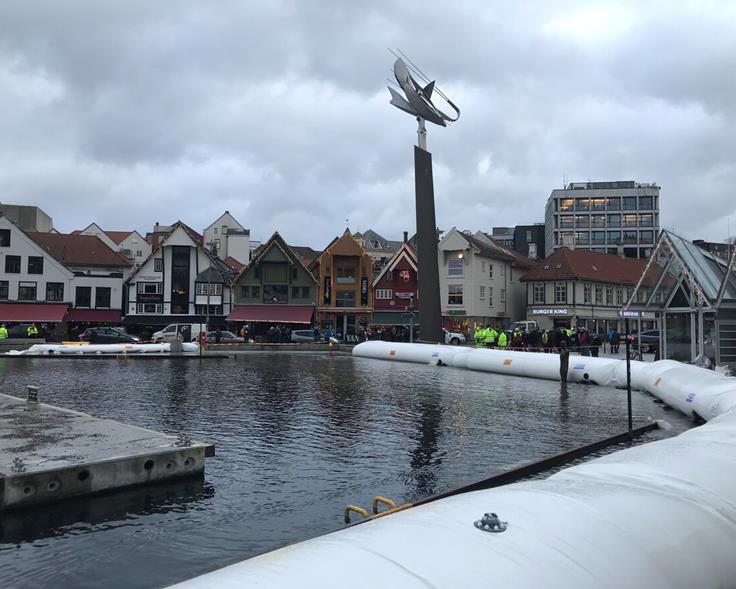 Stormflo i Stavanger sentrum, med lenser rundt vågen. Foto: Kartverket
