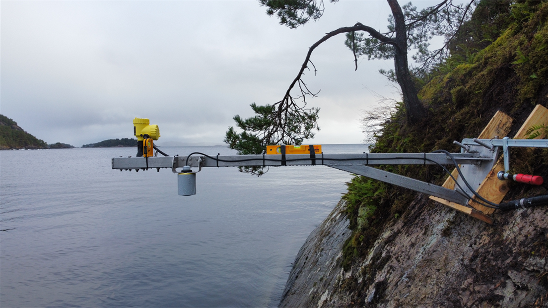 Vanntandmaler i Leirvik festet i fjellvegg. Utsikt utover fjorden. Foto: Kartverket