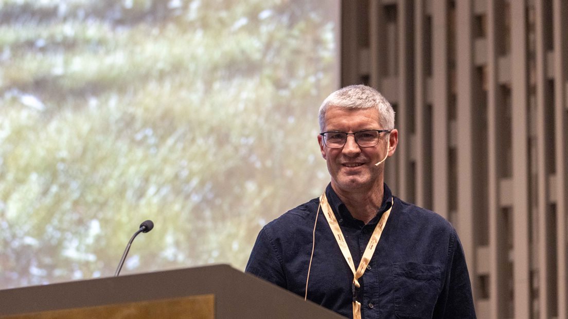 Mannlig ansatt Kjetil Fadnes i NIBIO på en talerstol.