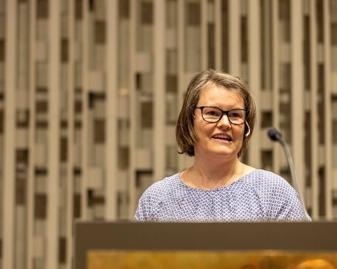 Kvinnelig kartverksansatt Maria O. Lund presenterer Nasjonalt grunnkart for arealregnskap